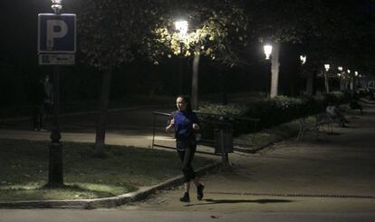 Una noia corre pel parc de la Ciutadella a Barcelona.