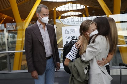 Muy pendiente del futuro y de la trayectoria de sus hijas, la reina Letizia despide a la princesa Leonor en el aeropuerto de Adolfo Suárez Madrid Barajas junto al rey Felipe VI y la princesa Sofía el 30 de agosto de 2021. Leonor comenzaba en la UWC Atlantic College, en Gales, sus dos años de bachillerato.