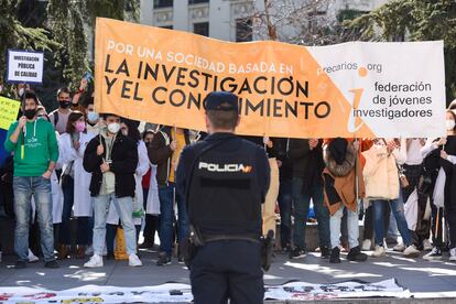 Concentración del sector de la investigación para exigir al Ministerio de Ciencia que no modifique la Ley de Ciencia frente al Congreso de los Diputados, a 7 de febrero de 2022, en Madrid.