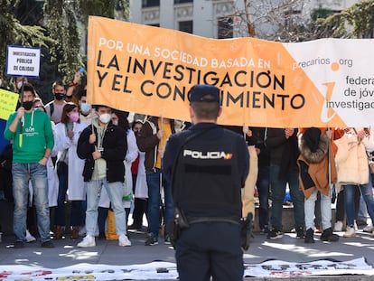 Concentración del sector de la investigación para exigir al Ministerio de Ciencia que no modifique la Ley de Ciencia frente al Congreso de los Diputados, a 7 de febrero de 2022, en Madrid.