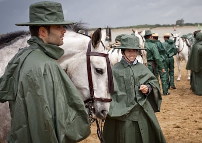 La tradicional imagen de los caballistas camino de El Rocío se ha visto deslucida por la necesidad de enfundarse los impermeables.