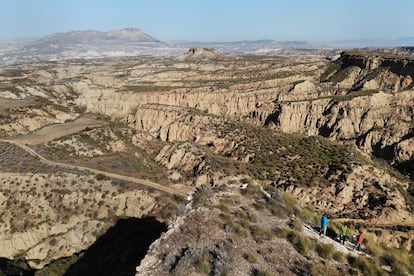 El informe resalta, además, que "la superficie con clima semiárido ha aumentado en 30.000 kilómetros cuadrados" en los últimos 30 años en España. En la imagen, vista aérea del Geoparque de Granada, sometido a la desertificación, el 13 de marzo de 2019.