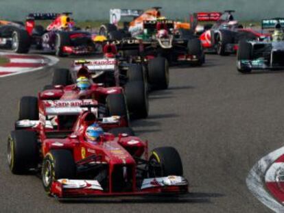 Alonso lidera un momento de la carrera, en el GP de China.