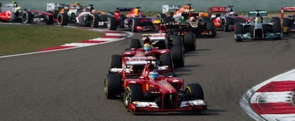 Alonso lidera un momento de la carrera, en el GP de China.