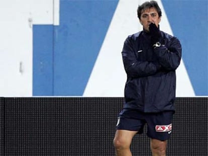 Pepe Murcia observa el entrenamiento del Atlético ayer por la tarde en el Calderón.