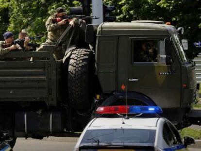 Um caminhão com milicianos a caminho do aeroporto de Donetsk.