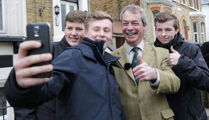 Nigel Farage posa para un 'selfie' en Broadstairs, South Thenat.