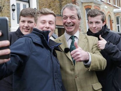 Nigel Farage posa para un &#039;selfie&#039; en Broadstairs, South Thenat.