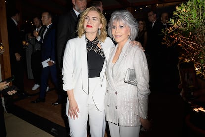 El Festival de Cine de Cannes es, entre otros, escenario de encuentros interesantes e inesperados. En los pocos kilómetros cuadrados de la ciudad costera se cruzan muchos de los integrantes más influyentes de la industria del espectáculo. Algunas de esas reuniones dejan instantáneas imborrables, como la que juntó en la velada del viernes a Kate Winslet y Jane Fonda para homenajear a las mujeres cineastas. Portavoces de L’Oréal Paris, ambas se vistieron con traje para acudir a la ceremonia de entrega de premios Lights on Women, un certamen organizado desde 2021 por la firma cosmética francesa.