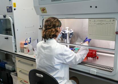 Una empleada trabaja en la vacuna de la Universidad de Oxford en el Hospital Churchill de Ofxord (Reino Unido).