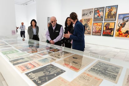 La presidenta del patronato del Museo Reina Sofía, Ángeles González-Sinde, acompañó al escritor Salman Rushdie y a su esposa en la visita al centro de arte el domingo.