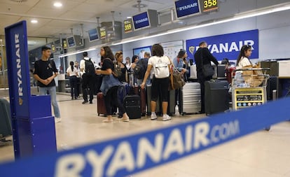 Viajeros facturando maletas en los mostradores de Ryanair.