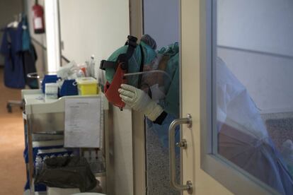 Una sanitaria se coloca una pantalla de protección contra el coronavirus en el Hospital Los Arcos de San Javier de Murcia.