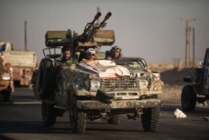 Rebeldes libios se dirigen desde Ras Lanuf hacia Sirte en un vehículo equipado con una batería antiaérea.