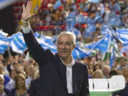 Javier Arenas, en el mitin de cierre de campaña, en Sevilla.