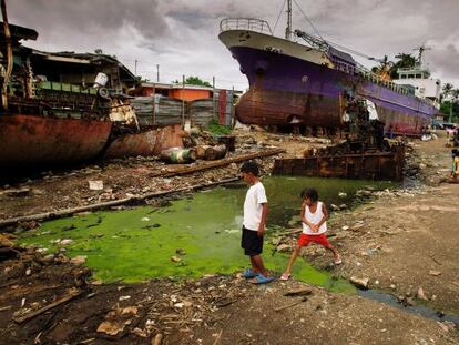 Escena en Tacloban, capital económica de la isla de Leyte, una de las zonas más afectadas por el tifón Haiyan que hace un año arrasó Filipinas.