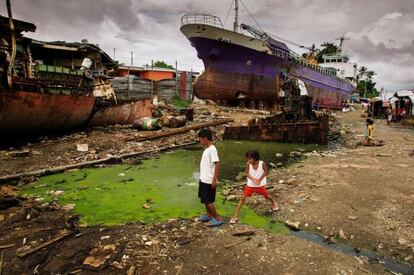 Escena en Tacloban, capital económica de la isla de Leyte, una de las zonas más afectadas por el tifón Haiyan que hace un año arrasó Filipinas.