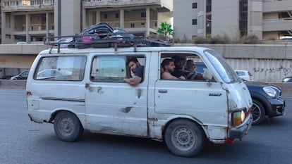 Desplazados por los bombardeos israelíes, en la carretera de Beirut y Trípoli, este miércoles.