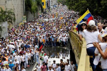 Marcha contra Maduro ayer en Caracas (Venezuela).
