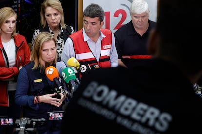 La delegada del Gobierno en la Comunidad Valenciana, Pilar Bernabé García, acompañada por el presidente de la Generalitat, Carlos Mazón, en rueda de prensa tras la reunión del CECOPI, este miércoles. 
