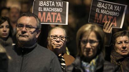 Carteles con el lema "¡Basta Ya!, el machismo mata" en una concentración en Barcelona contra la violencia de género.