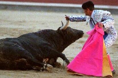 Un pen intenta levantar al primer toro, invlido como toda la corrida.