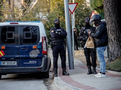 Un vehículo y varios agentes de Policía Nacional en las inmediaciones de la embajada de Ucrania tras ser acordonada el pasado día 2 de diciembre.