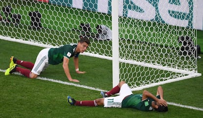 Moreno y Vela, durante el partido.