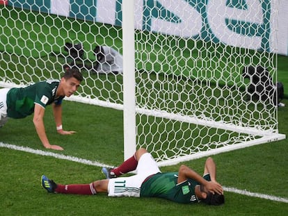 Moreno y Vela, durante el partido.