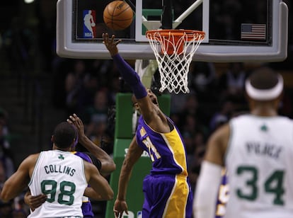 Kobe Bryant intenta capturar un rebote.