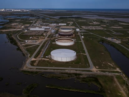 Vista aérea de varios tanques de crudo que forman parte de las reservas estratégicas de EE UU en Freeport (Texas).