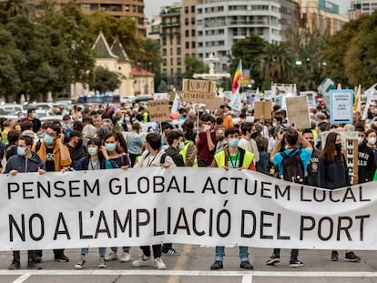 Pancarta que encabeza la marcha de Valencia de este viernes contra la ampliación del Puerto de Valencia.