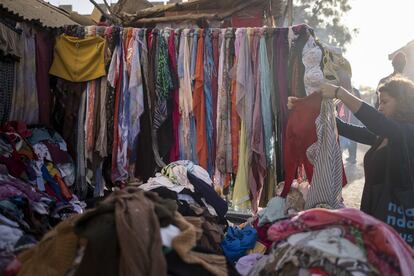 La calle Cheikh Khalifa es la única asfaltada del barrio. La flanquean decenas de puestos de ropa y zapatos de segunda mano. Ndongo Boye tiene 21 años y se gana la vida vendiendo zapatos que compra al por mayor en Dakar. "Hay muchos problemas en el barrio: inseguridad, falta de trabajo", cuenta. Boye estudia derecho y sabe que igual tendrá que mudarse a la capital para conseguir un empleo, aunque le gustaría quedarse.