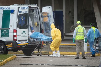 Los ancianos de la residencia de Alcalá del Valle llegan a un centro en La Línea (Cádiz).