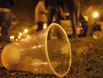 J&oacute;venes haciendo botell&oacute;n.