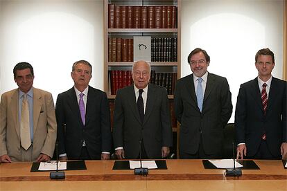 De izquierda a derecha, Augusto Delkader, Javier Godó, Jesús de Polanco, Juan Luis Cebrián y Carlos Godó Valls.