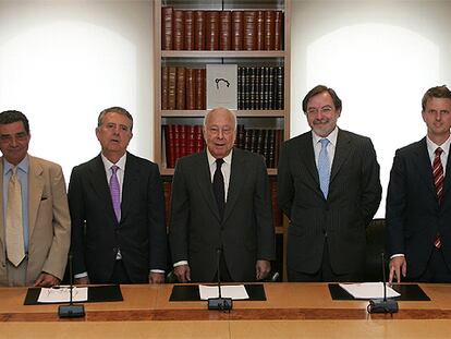 De izquierda a derecha, Augusto Delkader, Javier Godó, Jesús de Polanco, Juan Luis Cebrián y Carlos Godó Valls.