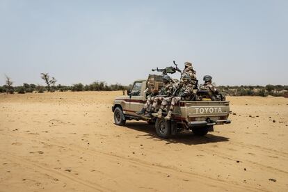 Un vehículo de la Guardia Nacional de Níger patrulla en los alrededores de Abala, en el norte de la región de Tillabéri cerca de la frontera con Malí. Esta zona es desde hace unos cinco años el escenario constante de ataques de grupos terroristas que han provocado el desplazamiento de casi 200.000 personas de sus hogares y 560 muertos este año.