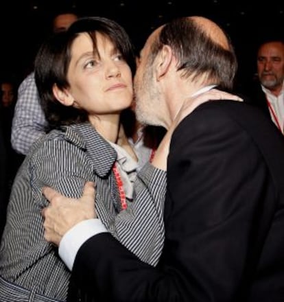 Pilar Sánchez Acera, rival de Tomás Gómez en el congreso del PSM, saluda al líder del PSOE, Alfredo Pérez Rubalcaba