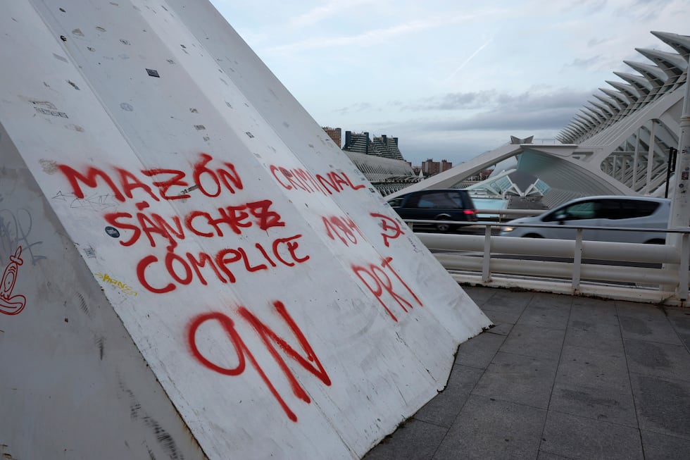 Pintadas en el puente de Valencia que cruza la Ciudad de las Arres y las Ciencias.