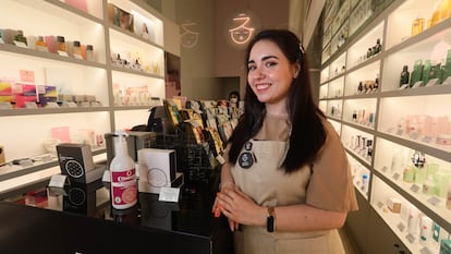 Esther Sandoval, encargada de la tienda de cosmética coreana Miin en Madrid.