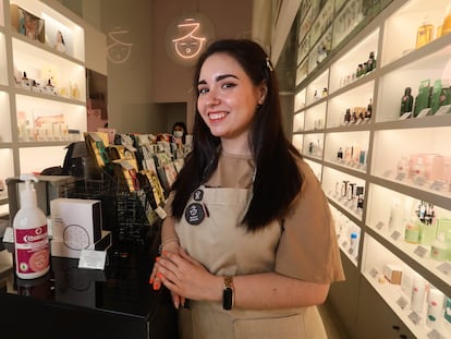 Esther Sandoval, encargada de la tienda de cosmética coreana Miin en Madrid.