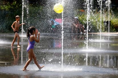 Varios niños juegan en una fuente en Niza, sur de Francia.