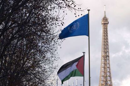 La bandera palestina y la de la ONU ondean en Par&iacute;s.