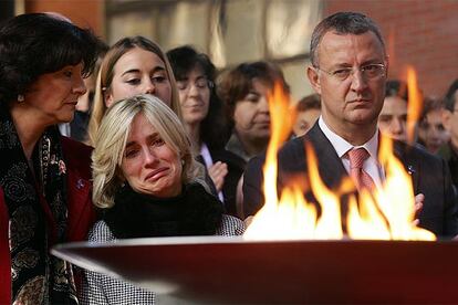 Jess Caldera y Soledad Murillo, durante el encendido del pebetero en el Instituto de la Mujer.