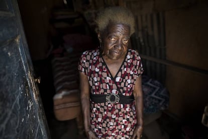 Julia Bertila Pérez, de 83 años, posa para una foto dentro de su casa en el barrio Nueva Esperanza de Lima, Perú. Las cuarentenas y los cierres destinados a frenar la propagación del nuevo coronavirus han dejado a millones de personas pobres sin forma de alimentar a sus familias.