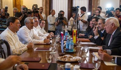 Spanish Foreign Minister Margallo sitting across from his Cuban counterpart.