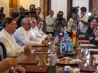 Spanish Foreign Minister Margallo sitting across from his Cuban counterpart.