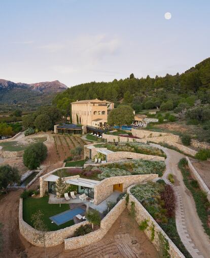 En Pollença (Mallorca), el Hotel Son Brull, el último de sus edificios construidos, es un trabajo de paisaje: hay muros de piedra que en lugar de marcar los linderos agrícolas separan las habitaciones y conducen las vistas. En la imagen, el hotel tras la rehabilitación del estudio de Pinós.