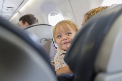 Una nena en una avión.